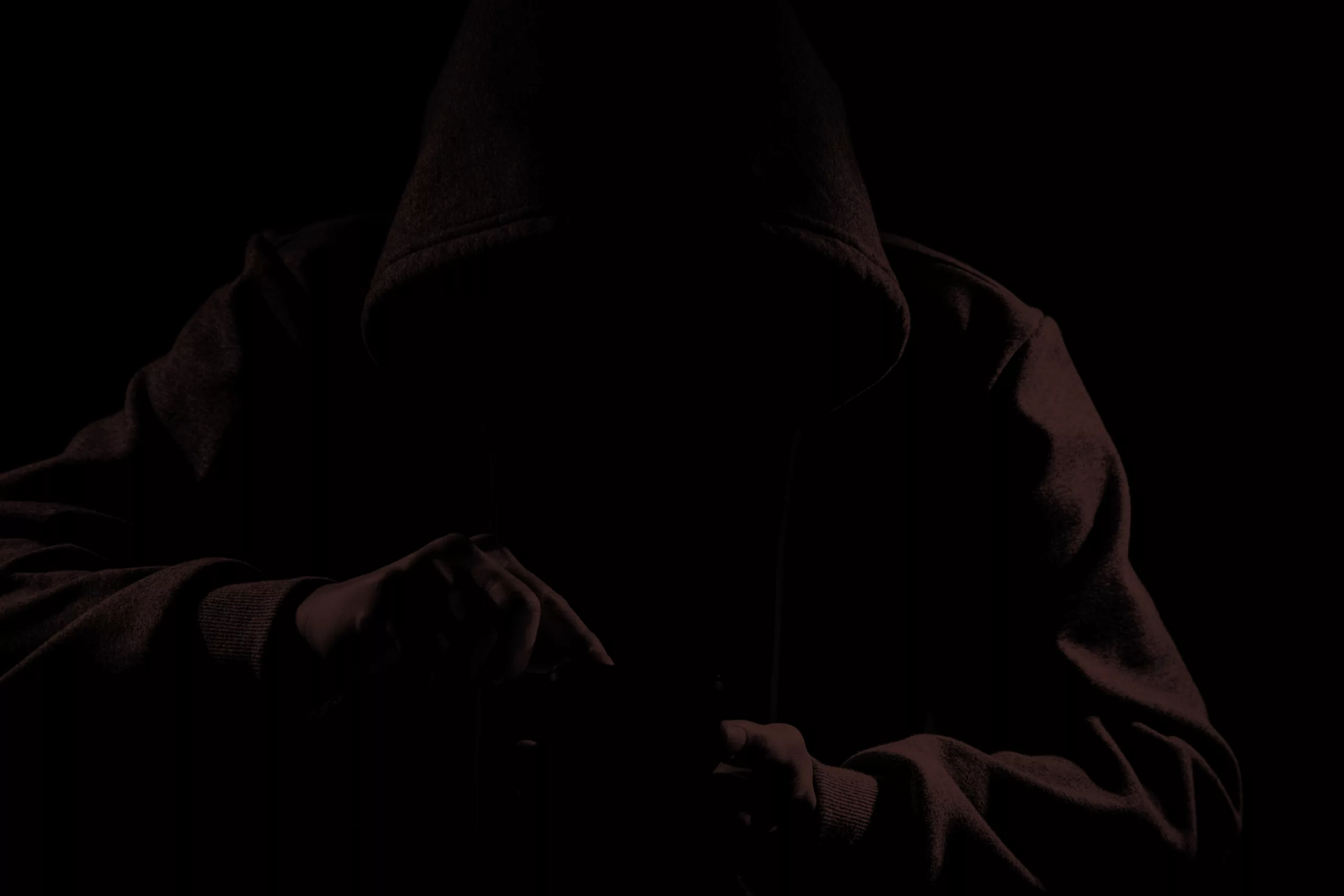 Identité visuelle, homme mystérieux, ambiance sombre