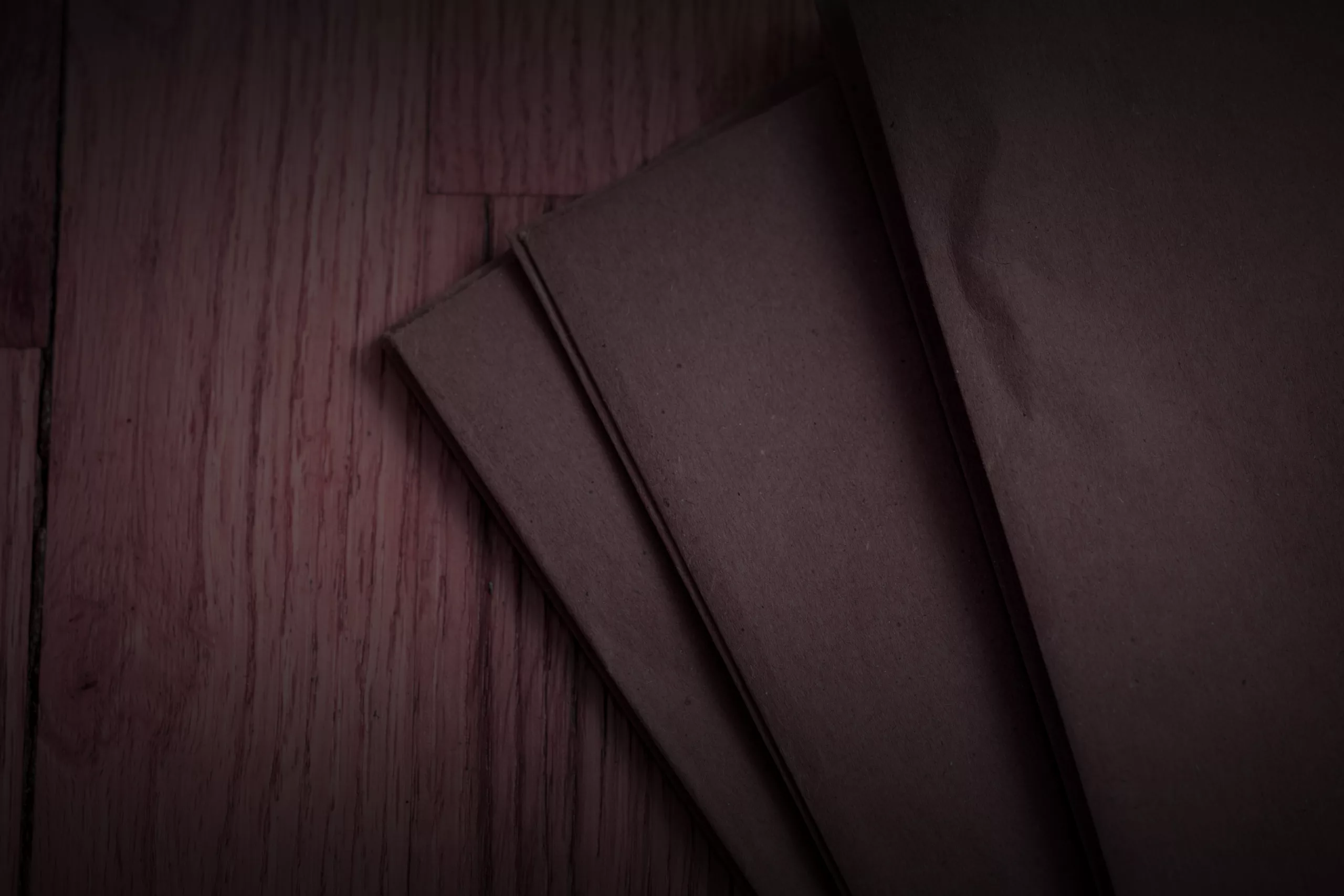 Identité visuelle ENIGMA sur fond violet, ambiance mystère