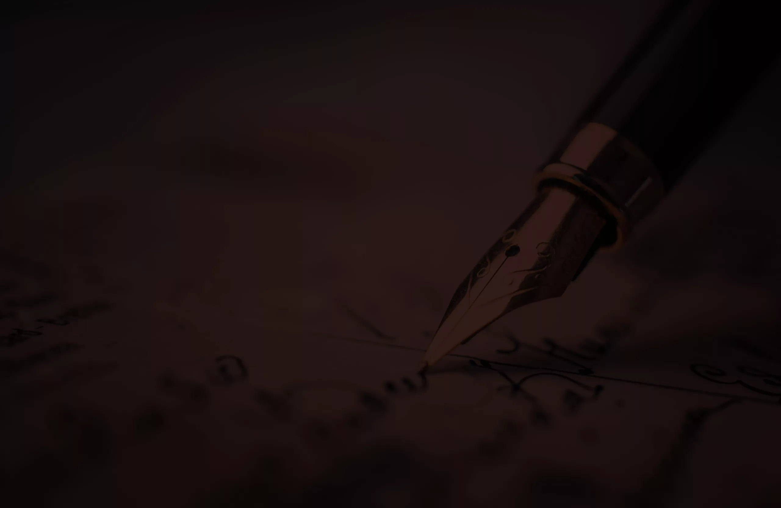 Texture sombre d'un stylo plume qui écrit, ambiance immersive