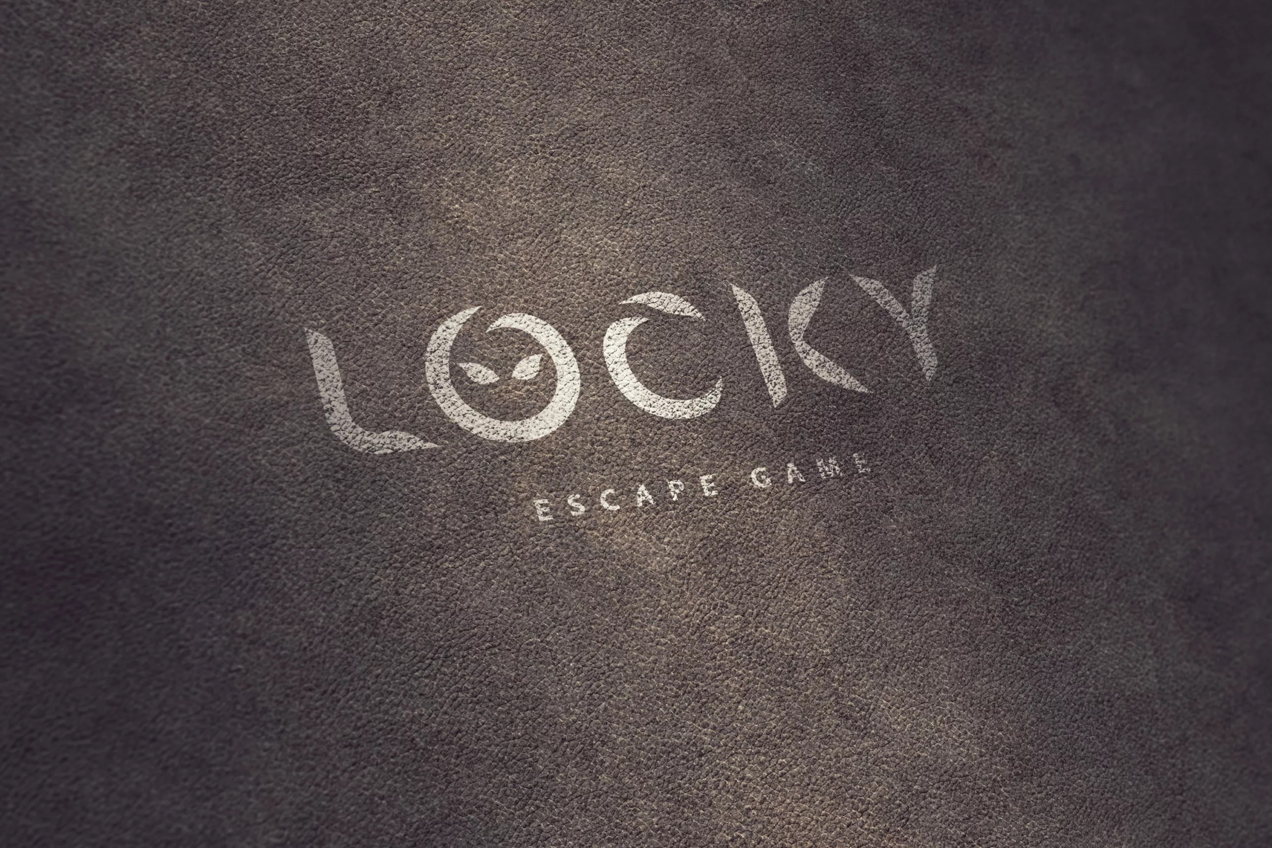 Logo LOCKY sur cuir vieillit – texture premium