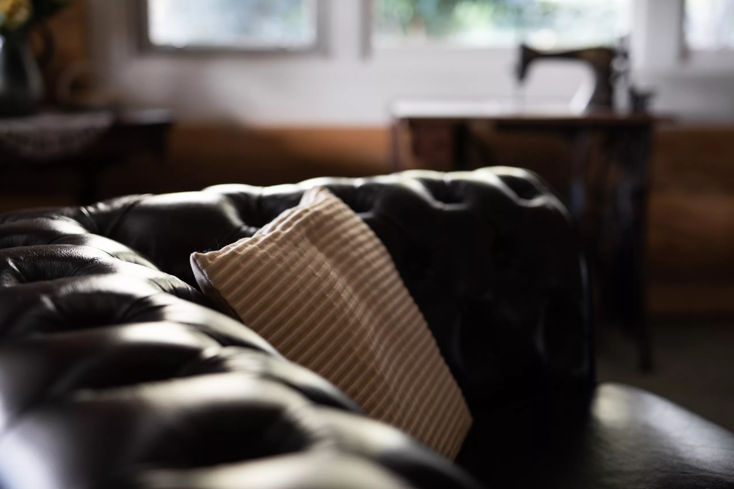 Canapé capitonné en cuir avec un coussin