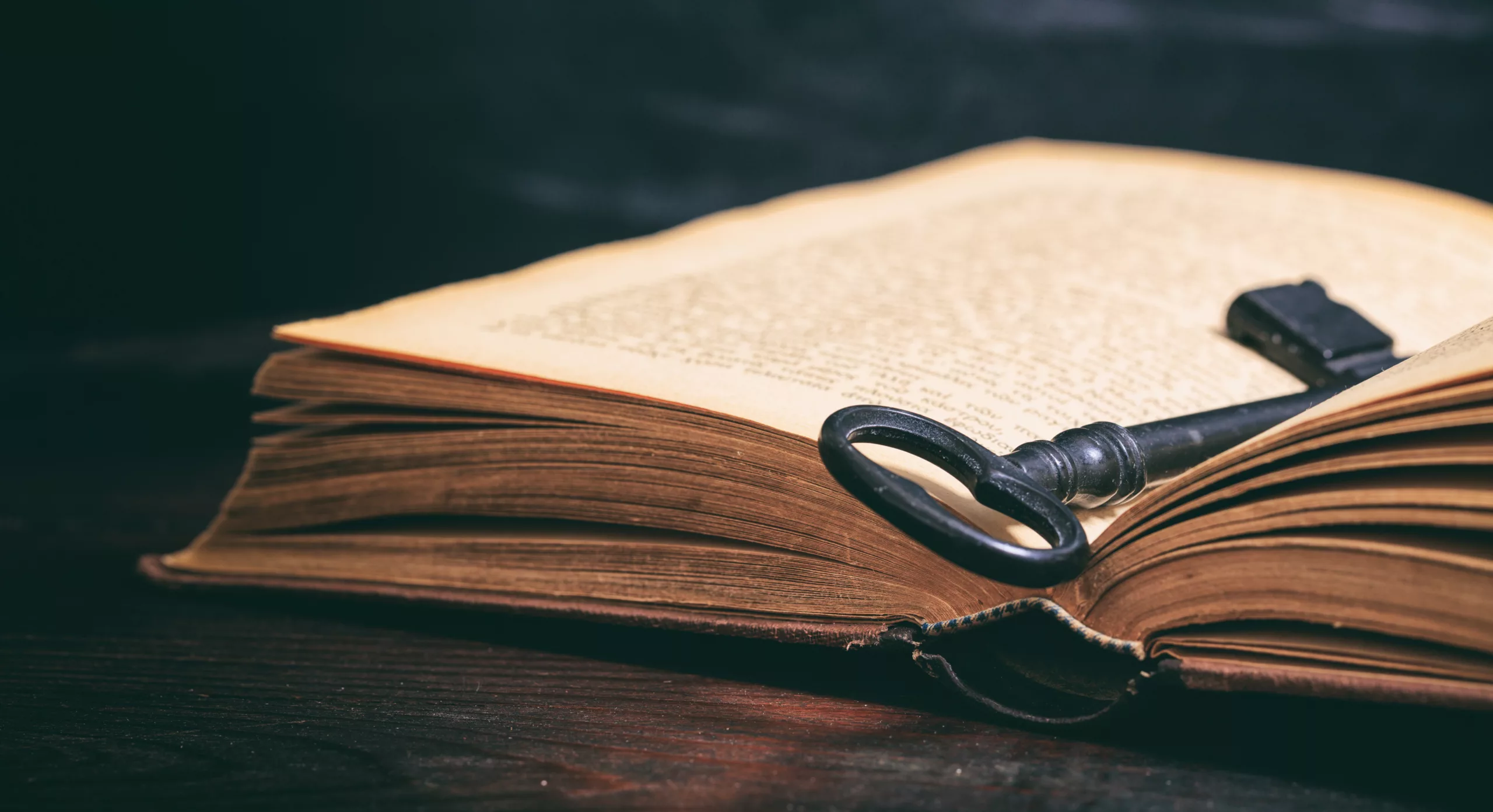 Livre ancien avec clé posée dessus