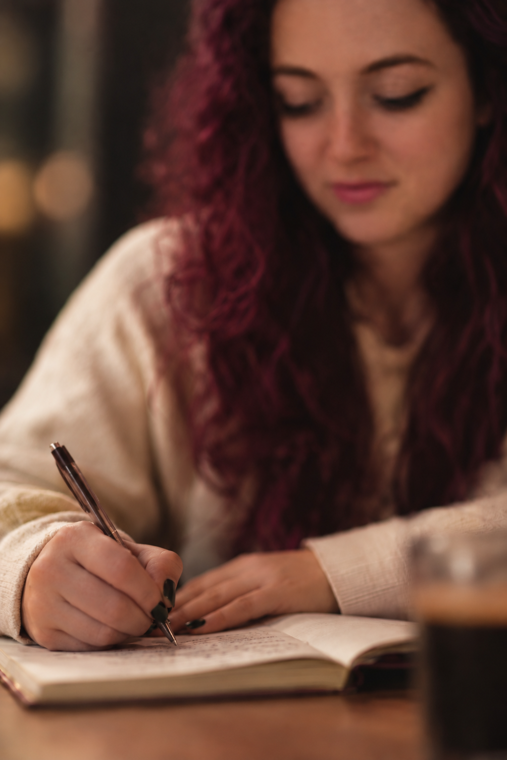 Mélissa écrivant dans un carnet, au moment où elle comprend que créer des univers visuels immersifs est ce qu'elle veut vraiment faire